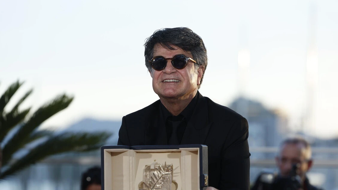 Jafar Panahi acclamato dai suoi sostenitori al ritorno a Teheran
