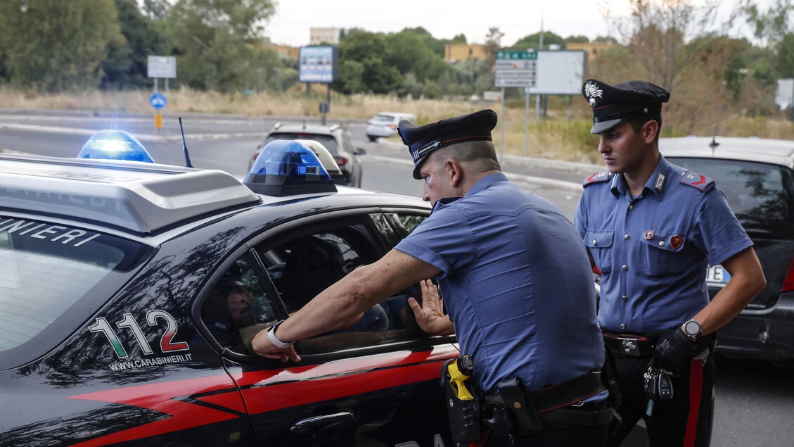 Chiede amicizia social a una ragazza, minore pestato dal branco