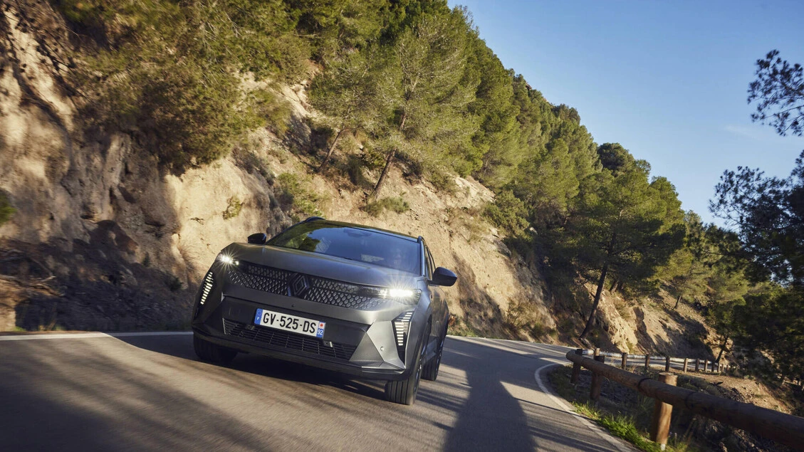 Scenic E-Tech Electric, il piacere di viaggiare in elettrico