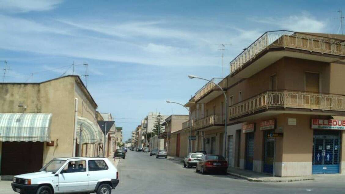 Donna cade dal balcone e muore a Marsala, fermato figlio