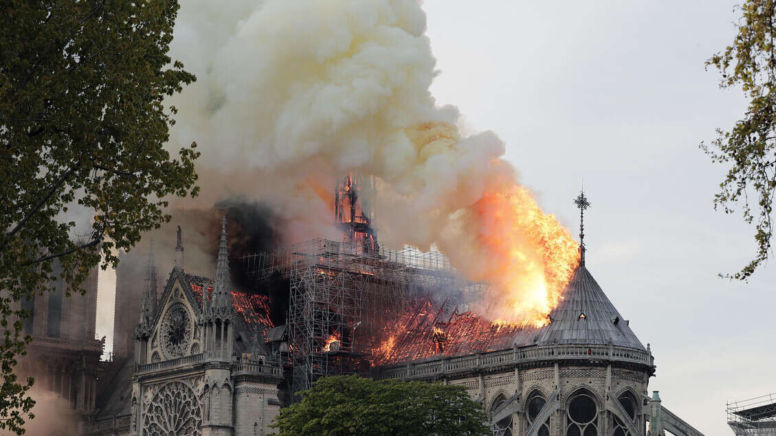 Pezzi di Notre Dame in cambio di fondi per tutela del patrimonio