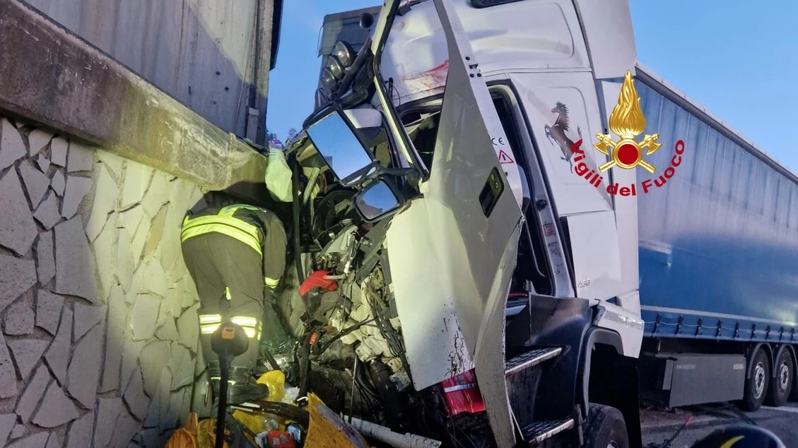 Tir contro muro, salvo l'autista in cabina guida schiacciata