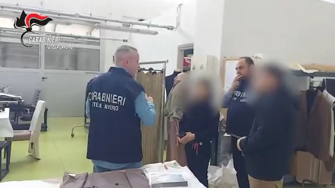 Al lavoro 90 ore a settimana, chiusa una fabbrica-dormitorio