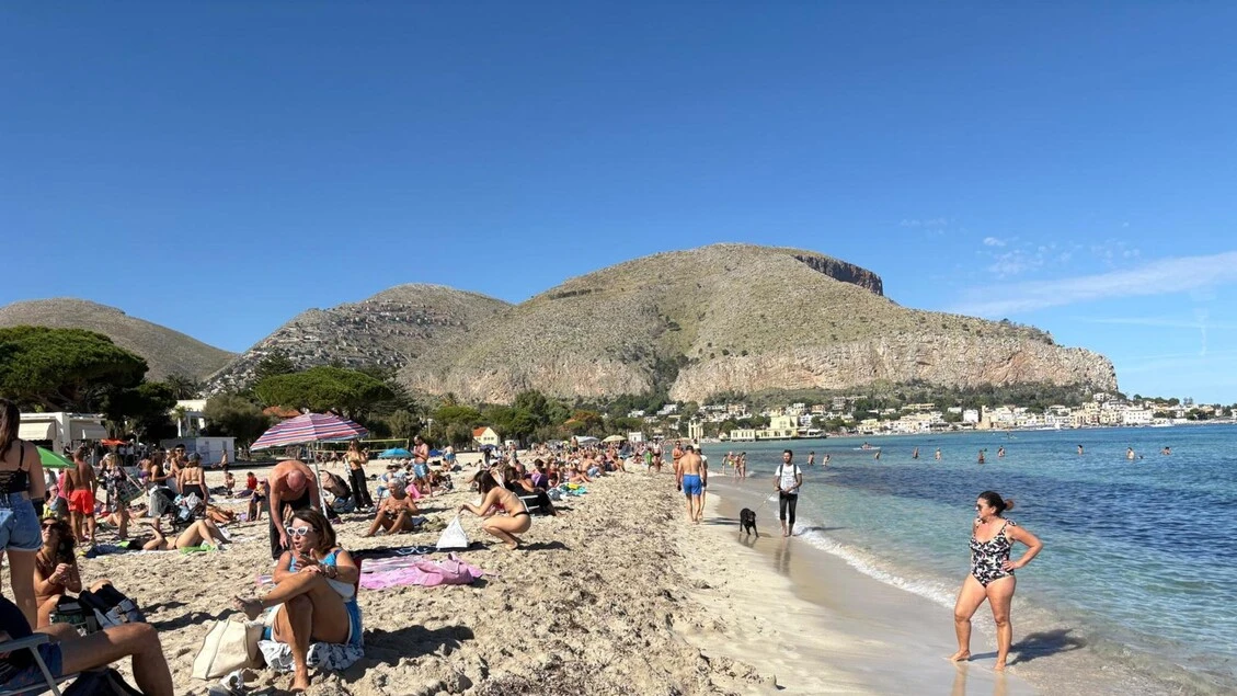 Termometro sfiora 30 gradi, spiagge affollate in Sicilia