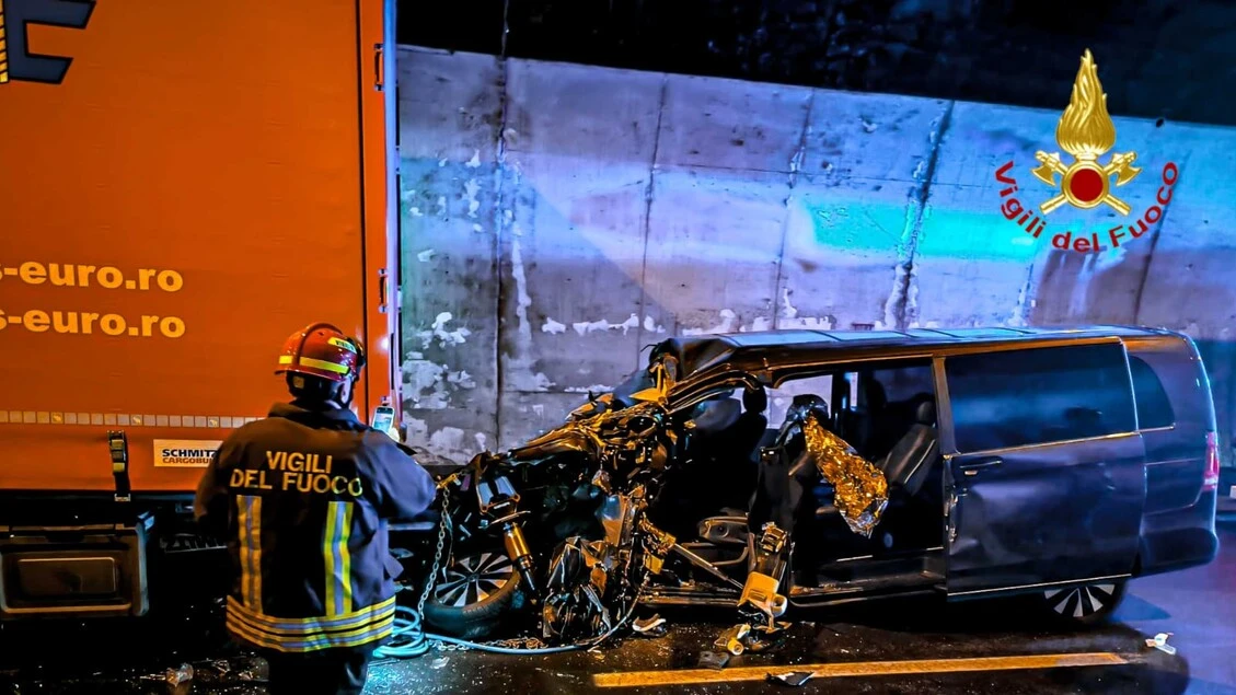 Incidente in galleria tra tir e auto sull'A32, un ferito grave