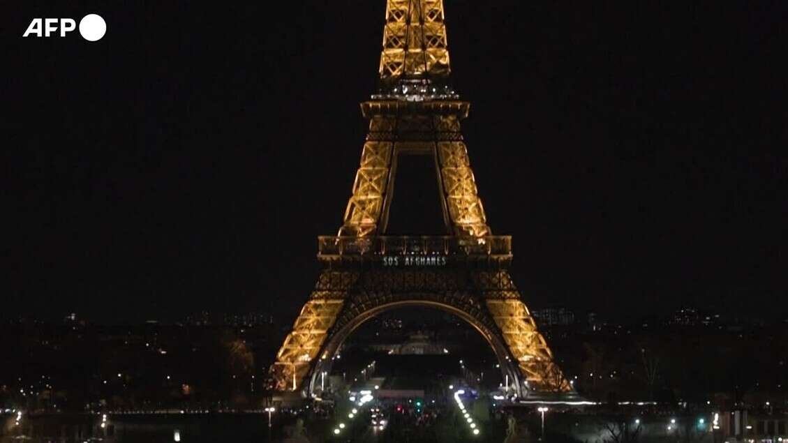 Giornata internazionale della donna, la torre Eiffel si illumina in solidarieta' con le afghane