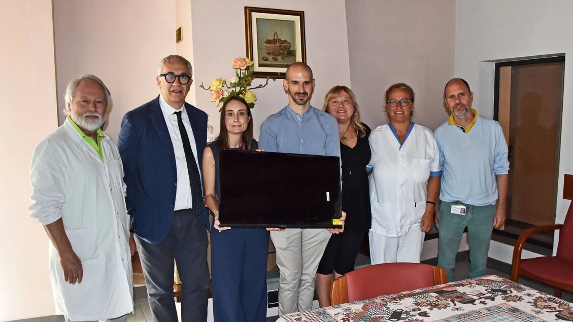 Niente regali di nozze, ma televisori per l'Hospice