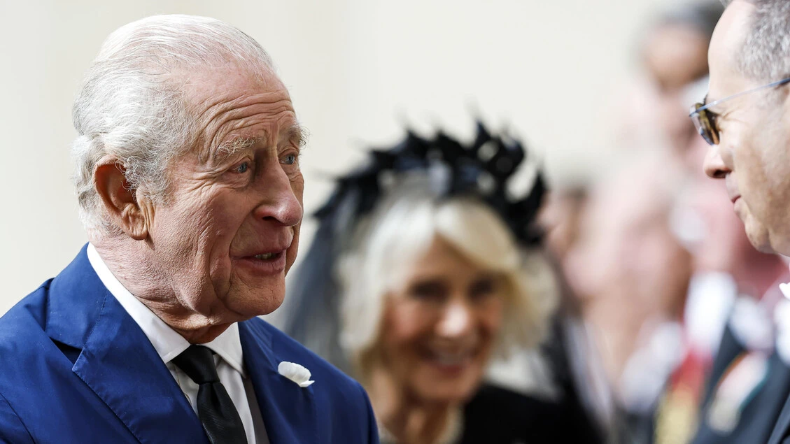 Re Carlo in Vaticano in blu chiaro, velo scuro per Camilla