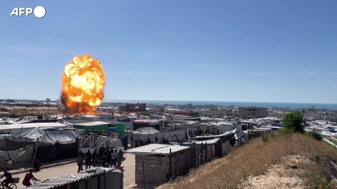 Gaza, missile israeliano colpisce le tende del campo profughi a Khan Yunis