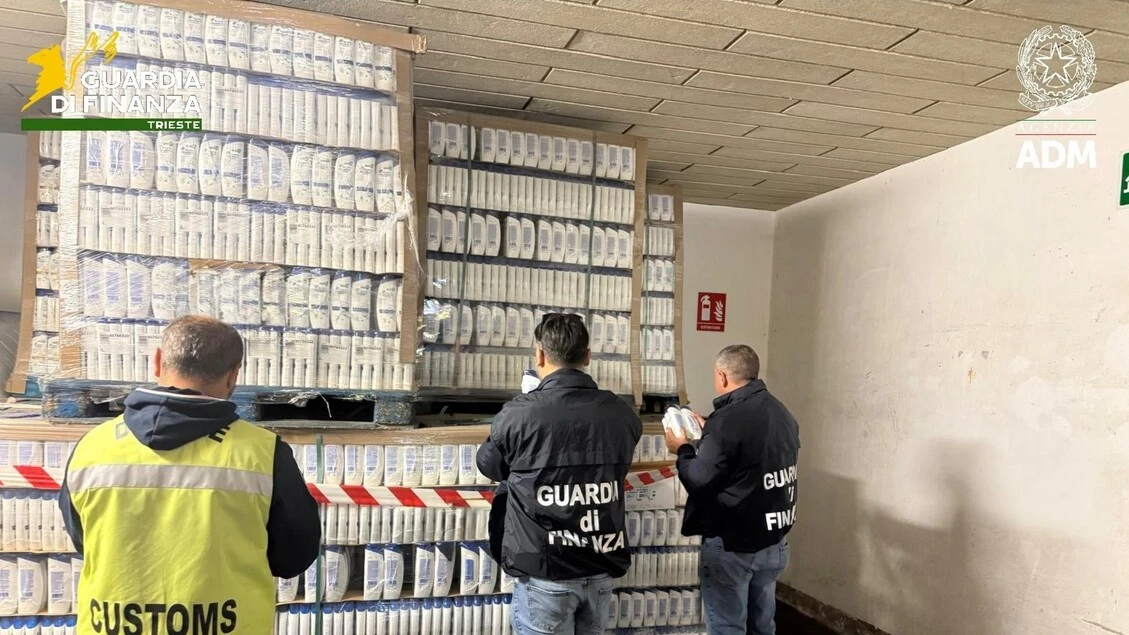 Sequestro 900mila confezioni shampoo e profumatori contraffatti