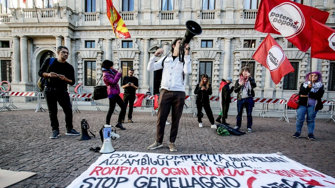 Presidio davanti Comune Milano, 'stop gemellaggio con Tel Aviv'