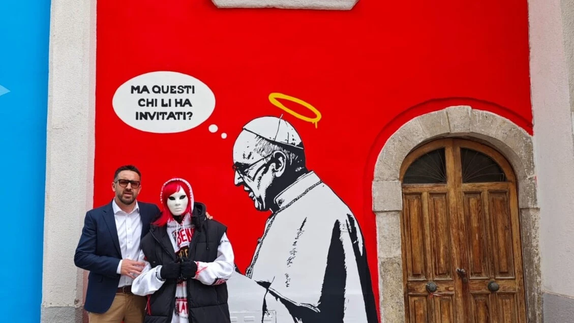 Nel borgo abruzzese dei murales riappare opera su Papa Francesco