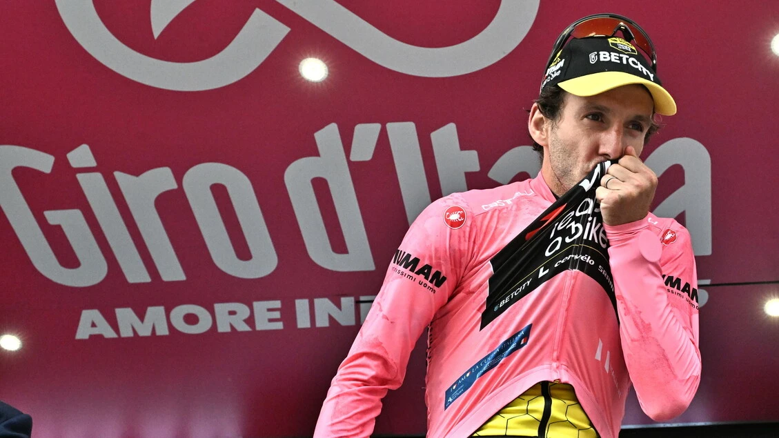 Capolavoro Yates, si prende il Giro sulla Cima Coppi