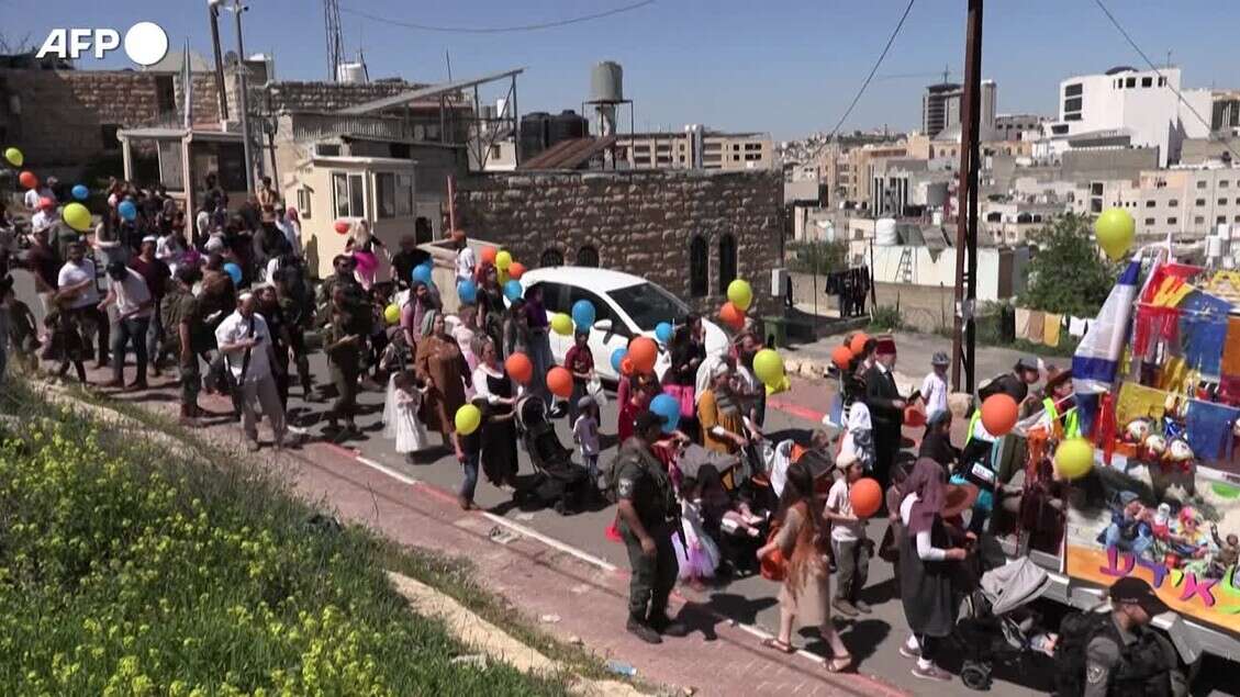 Cisgiordania occupata, i coloni israeliani celebrano il Purim a Hebron