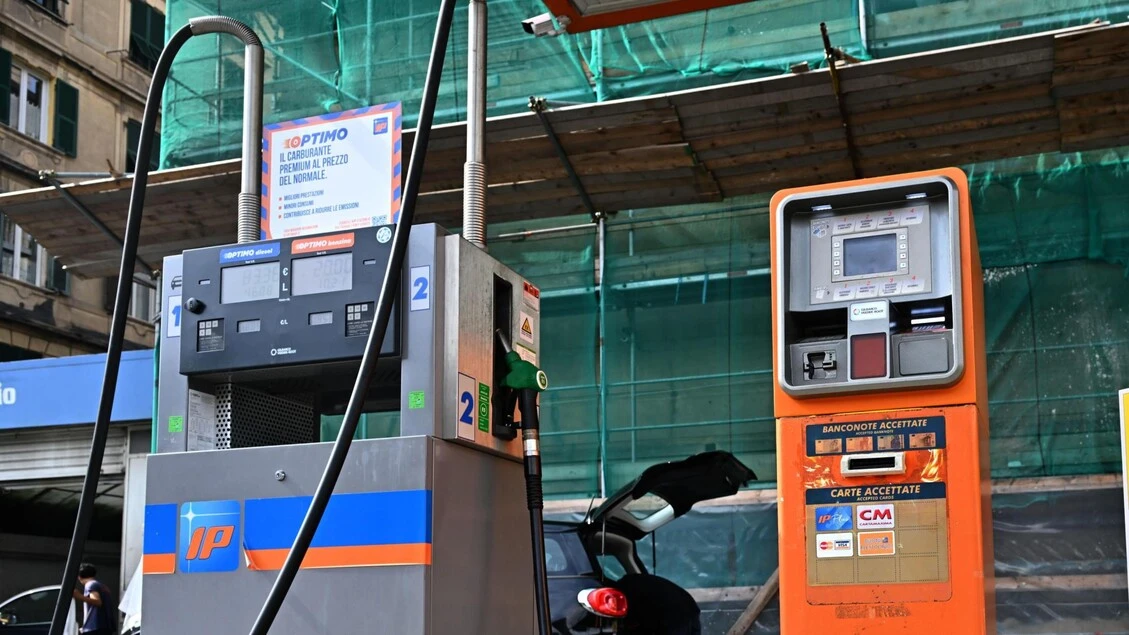 Benzina ai minimi da 6 mesi, self a 1,749 euro