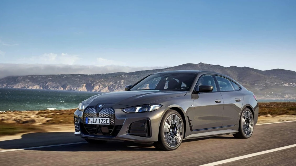 Bmw, aggiornamenti nella gamma per l'estate: si parte con i4