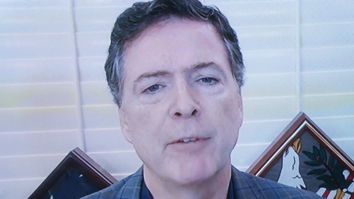 L'ex direttore dell'Fbi James Comey si è costituito in Virginia