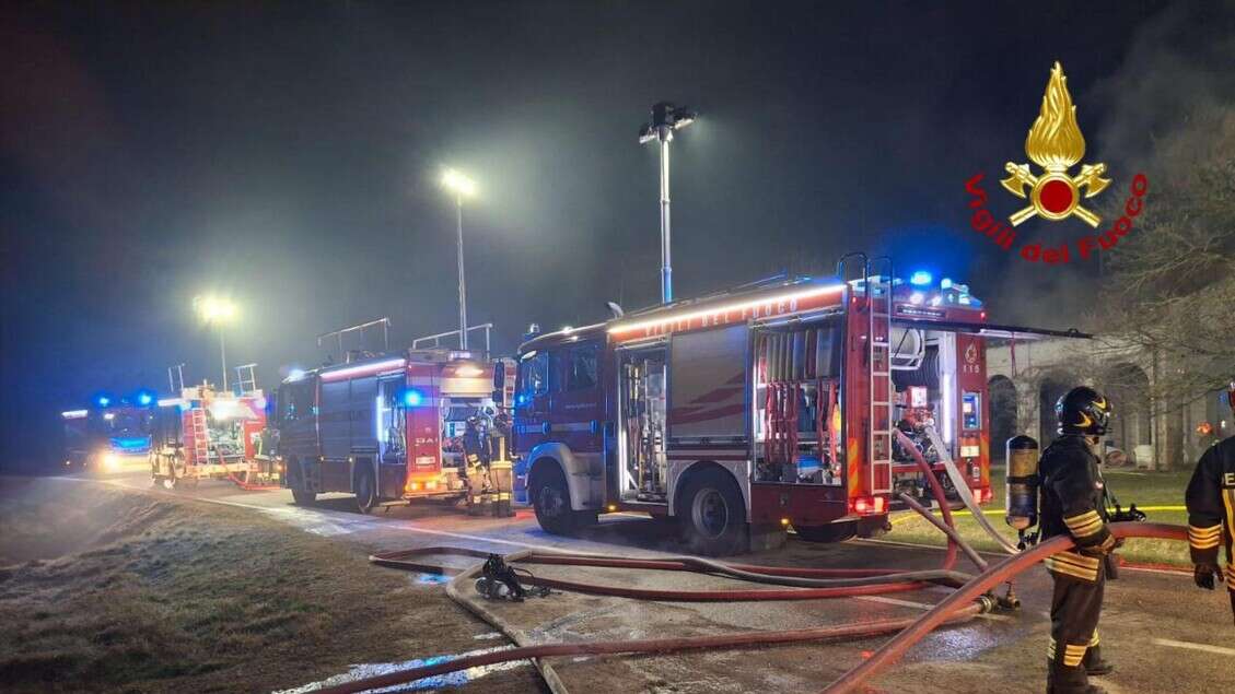 Fiamme in hotel nel Pordenonese, sgomberate 50 persone