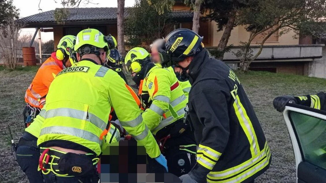 Finisce sulla sommità appuntita di un cancello, è gravissimo