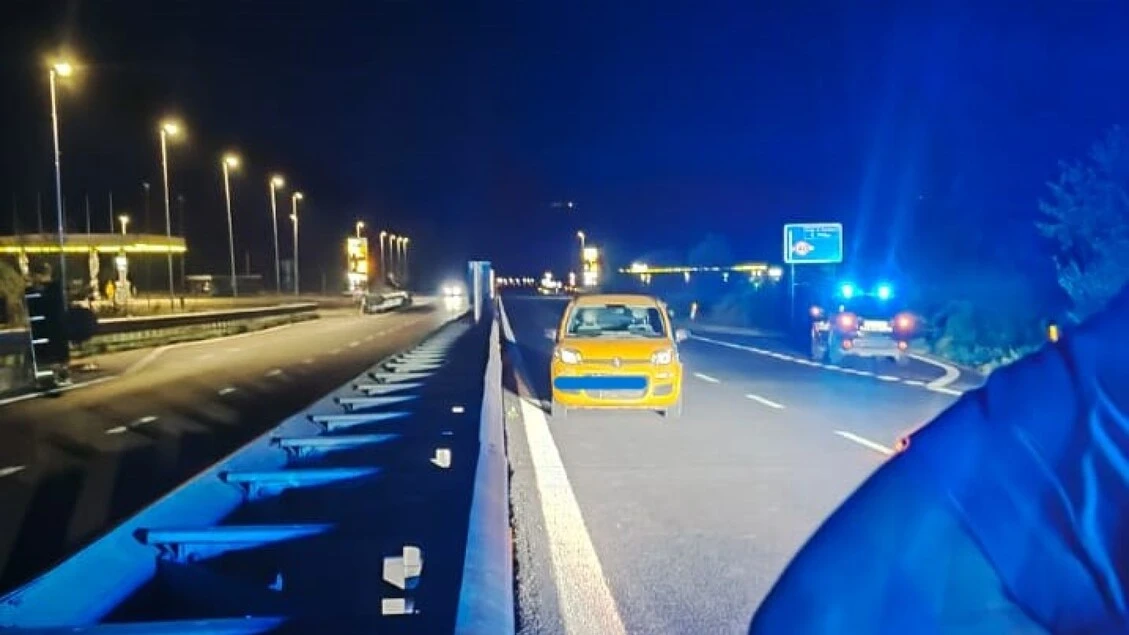 Contromano lungo raccordo, tasso alcol triplo oltre il limite