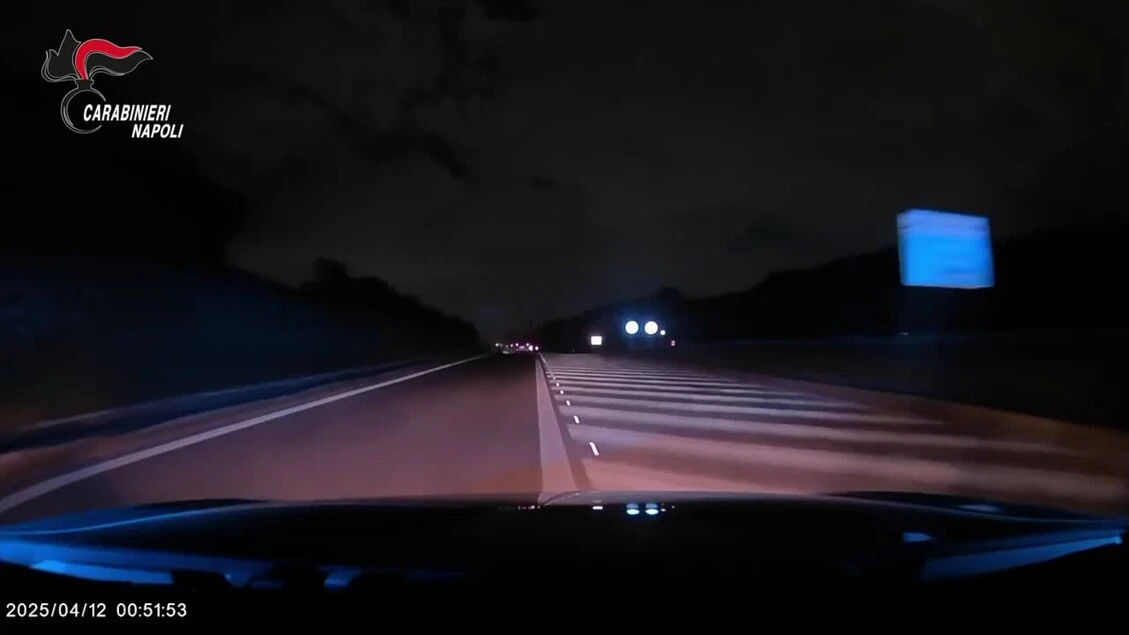 Napoli, sotto effetto della cocaina fugge sulla superstrada contromano per 10 km