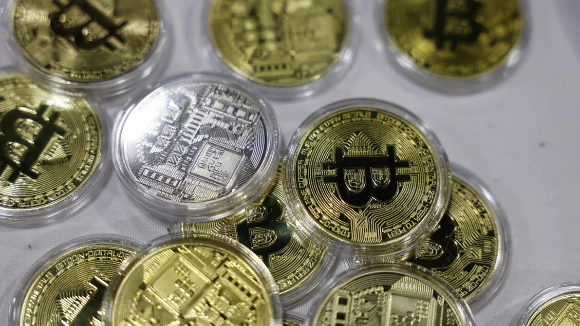 Crollano le criptovalute, Bitcoin sotto 100.000 dollari