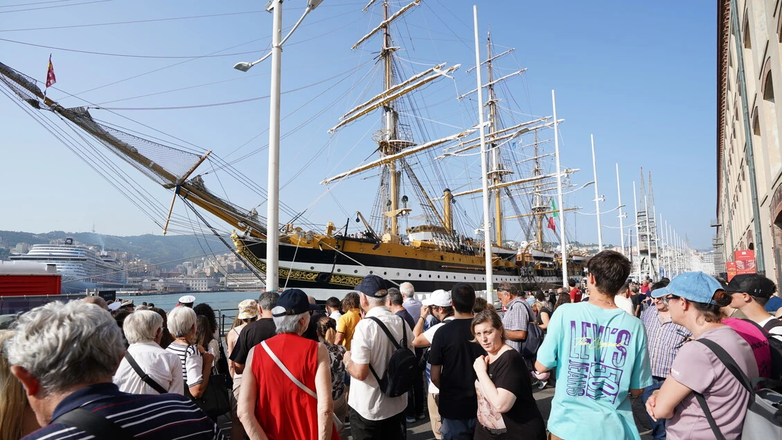 Selfie e sorrisi,l'abbraccio di Genova all'Amerigo Vespucci