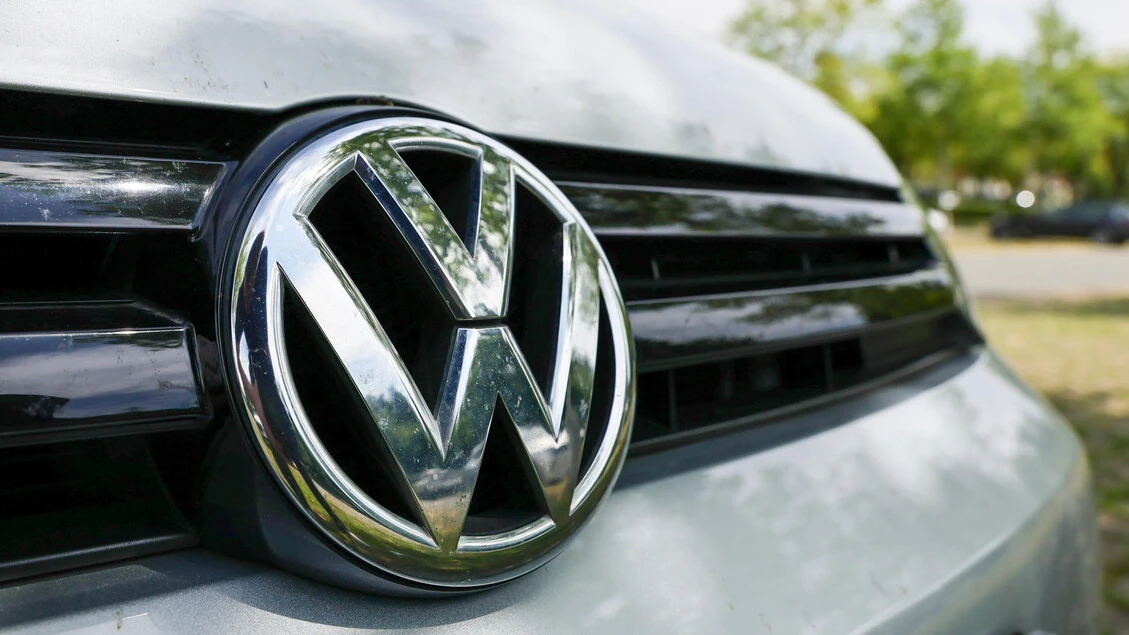 Volkswagen taglia target 2025, pesa rallentamento di Porsche