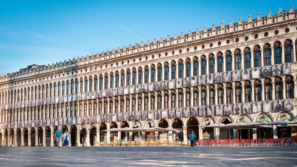 Cento rifugiati ritratti di spalle in Piazza San Marco a Venezia
