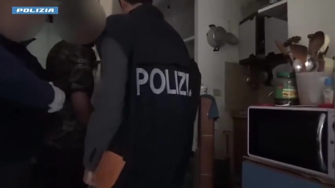 Furto e riciclaggio di auto, 25 arresti nel foggiano