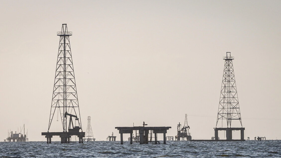 Il prezzo del petrolio in rialzo, Wti a 62,58 dollari