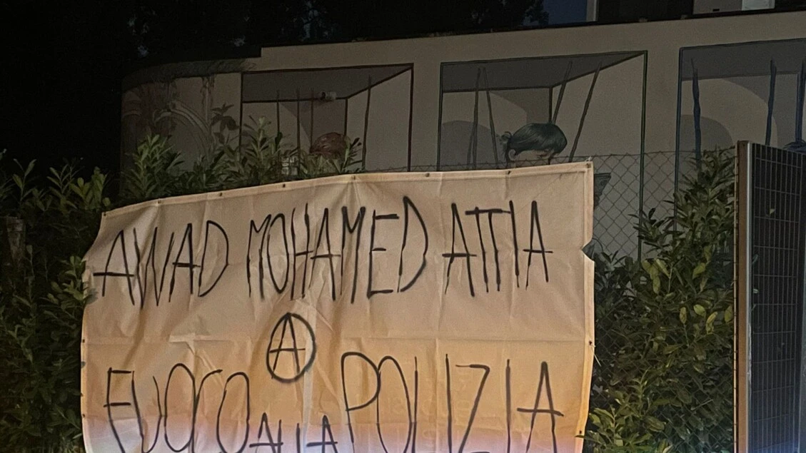 Striscione contro la Polizia scoperto nel centro di Padova