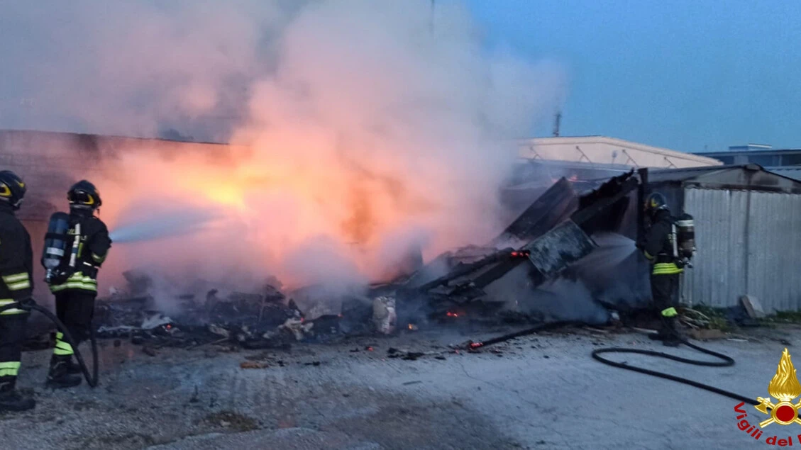 Corpo carbonizzato di un uomo trovato in roulotte incendiata
