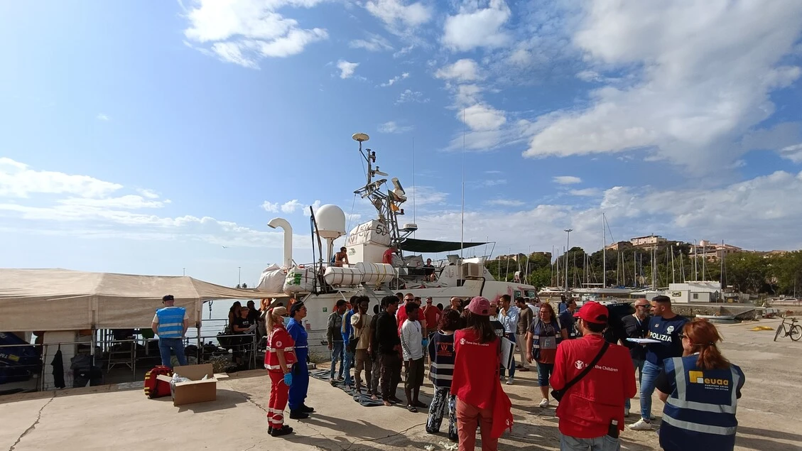 Sbarcati a Crotone migranti soccorsi dalla 'Louise Michel'