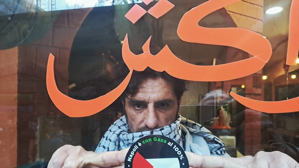 Sit-in per la ristoratrice di Napoli, adesivi anti-Israele