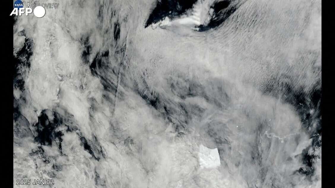 L'iceberg piu' grande del mondo si e' arenato a 70 chilometri da una remota isola antartica