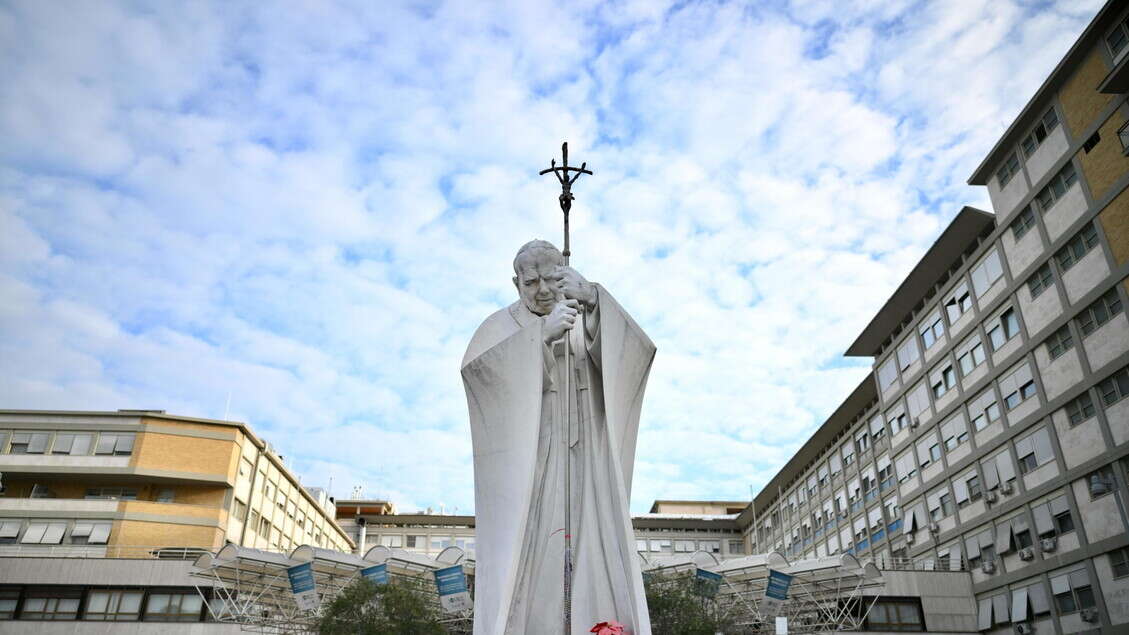 Il Papa, domani l'Angelus diffuso solo in forma scritta