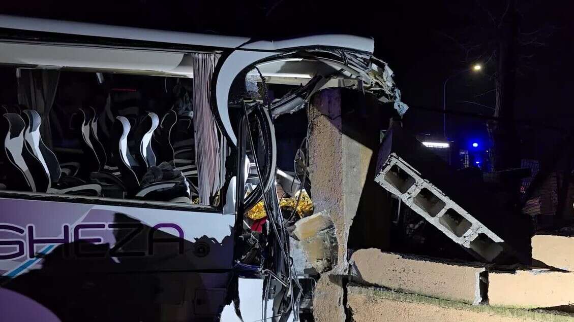 Autobus fuori strada a Brescia, sale a due il numero dei morti