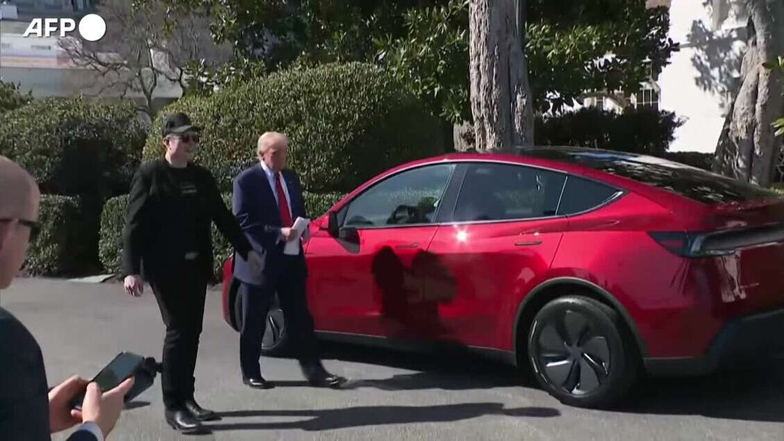 Show di Trump fra le Tesla di Musk alla Casa Bianca