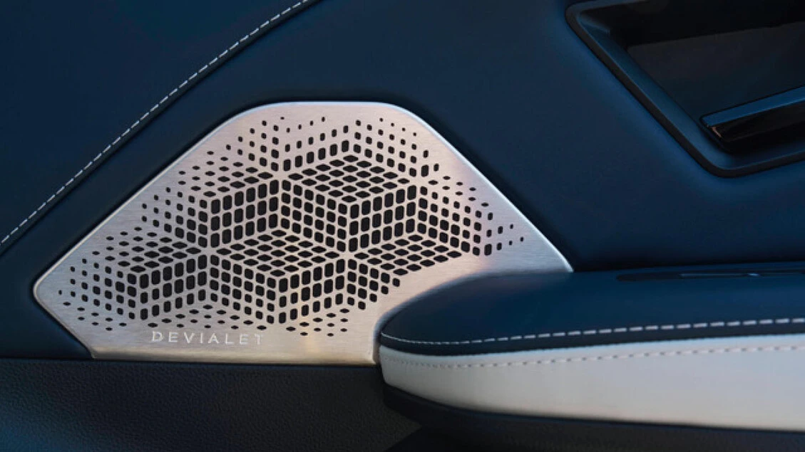 Su Alpine A390 l'audio è garantito dall'acustica Devialet