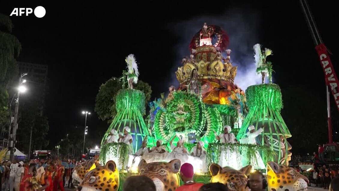 Carnevale a Rio, esplosione di colori e gioia fra carri e costumi