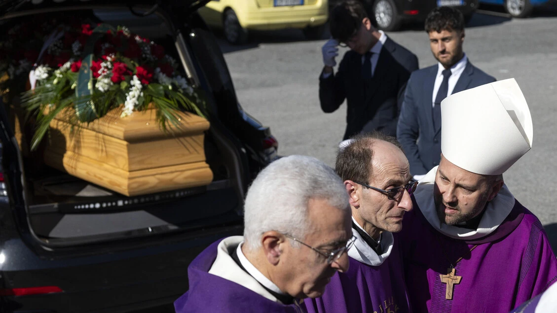 Assalto al bus, l'addio a Raffaele Marianella: 'Vincere il male con la forza del bene'