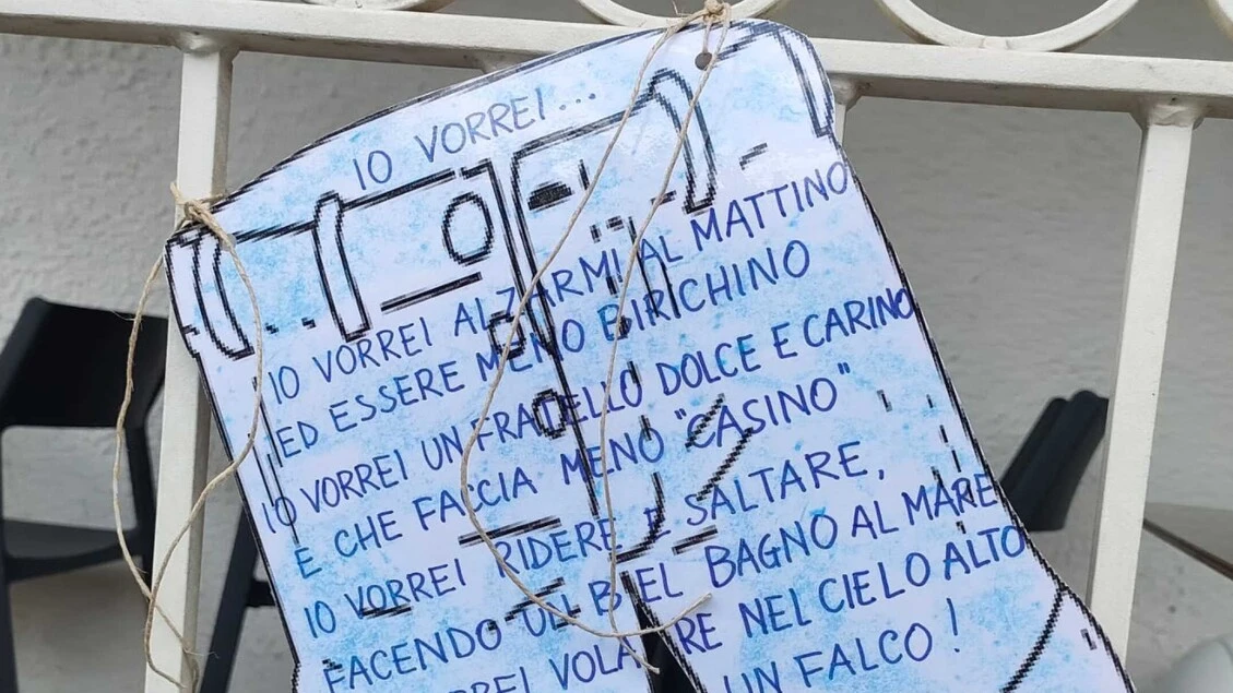 Alunni stendono un 'bucato poetico' nelle vie di un borgo umbro
