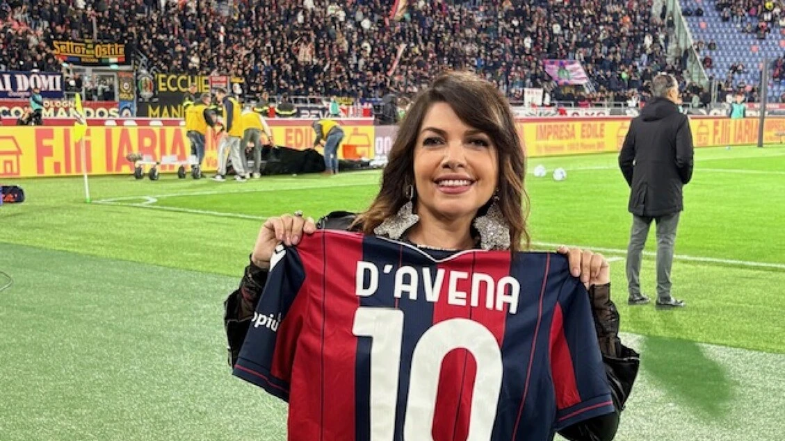 Cristina D'Avena canta in campo allo stadio Dall'Ara di Bologna
