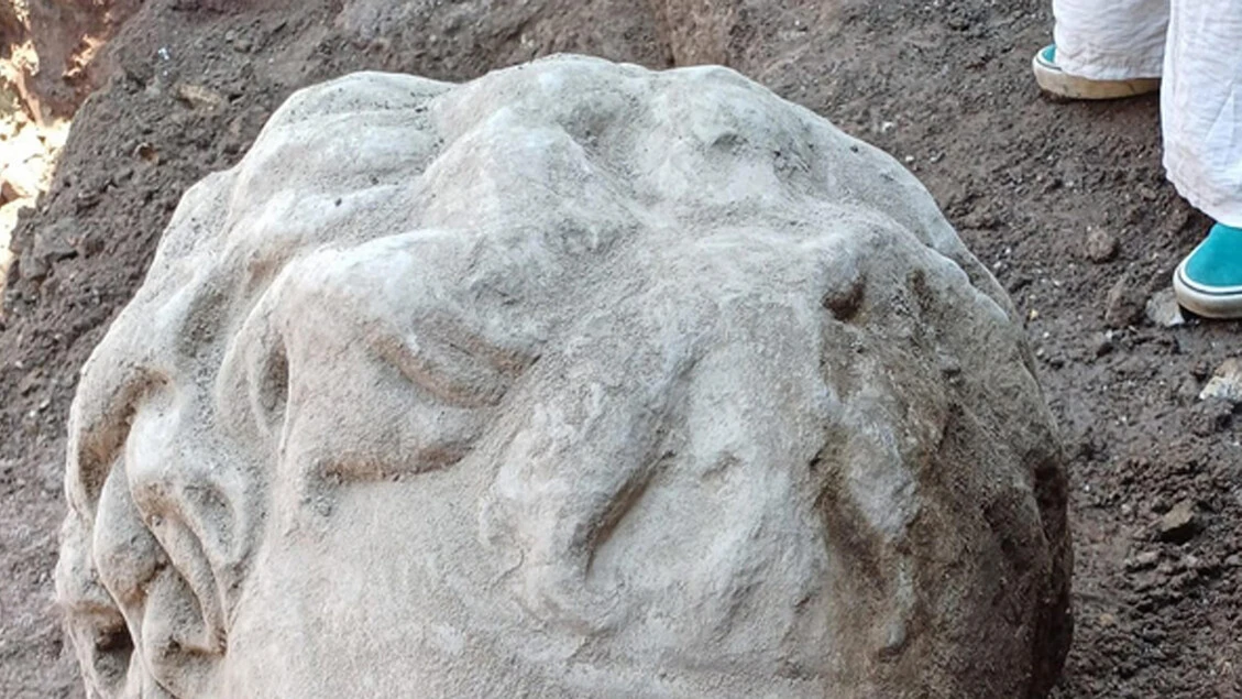 Da scavi Foro Traiano emerge antica testa marmorea
