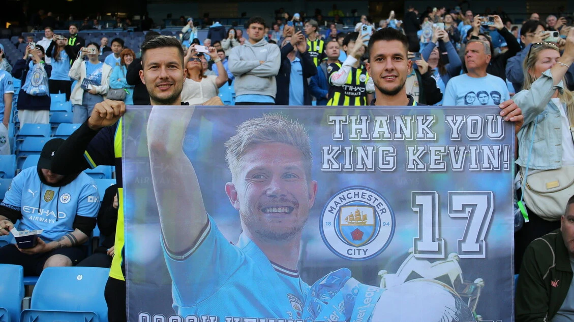 Il Manchester City celebra De Bruyne con mosaico e nome a strada