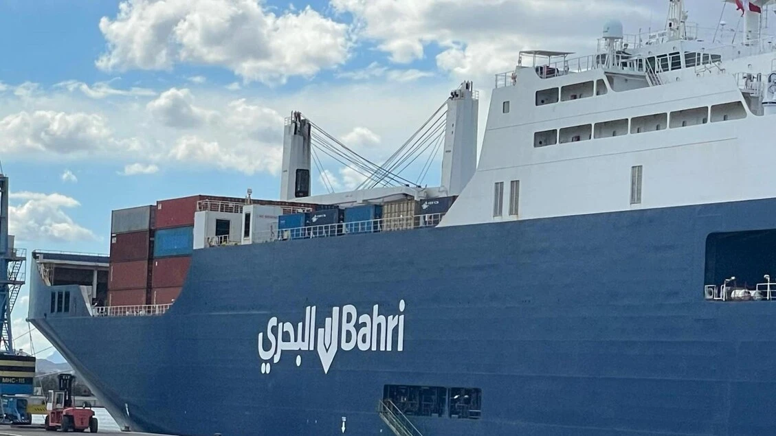 Bahri Yanbu ha lasciato Genova, cannone fuori dal porto