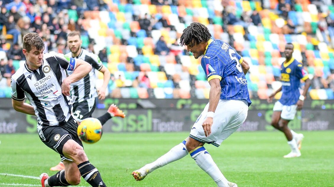 Calcio: Verona corsaro a Udine, salvezza più vicina
