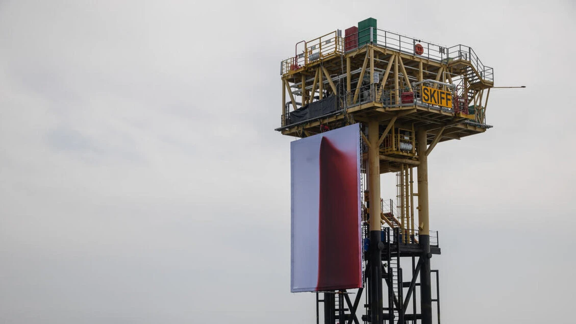 Protesta Greenpeace, opera d'arte su piattaforma gas Shell