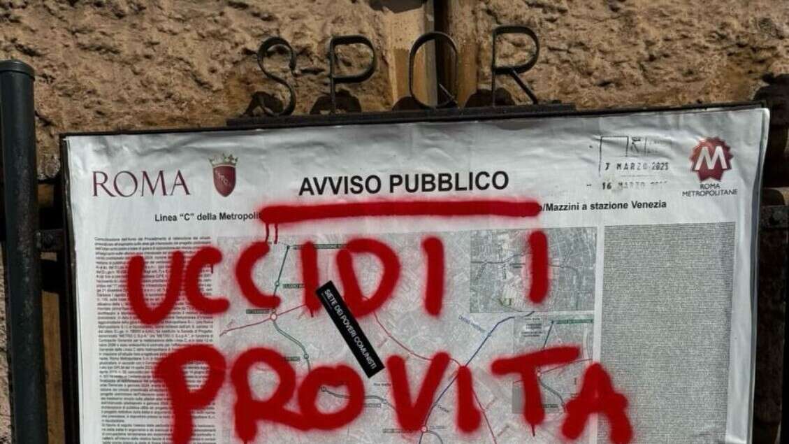 'Uccidi i Pro Vita' scritta apparsa a Roma e Bergamo